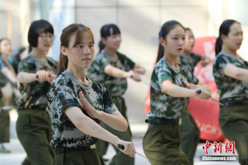 鄭州大學軍訓設女子匕首連 妹子秒變女漢子