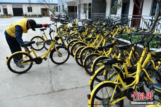 資料圖：2月20日，一批損壞的共用單車停在昆明市區一個院子內等待被修理後返回市場，這裡是共用單車的“療養院”。<a target='_blank' href='http://big5.chinataiwan.cn/gate/big5/www.chinanews.com/' _fcksavedurl='http://big5.chinataiwan.cn/gate/big5/www.chinanews.com/'></p></table><p  align=