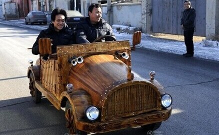 8級木匠劉福龍造木質電動車