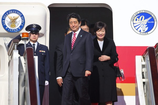 安倍與夫人抵達北京 登上紅旗車離開機場