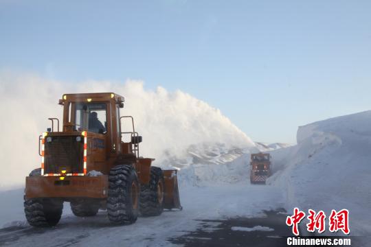 新疆托裏公路人7晝夜打通雪墻8000米解牧民轉場之急