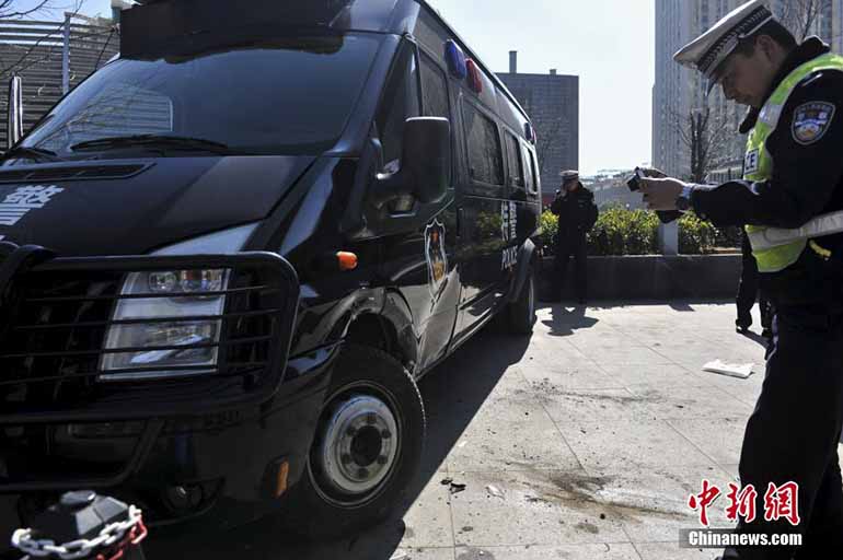 昆明街頭私家車撞上特警執勤車引圍觀（高清）