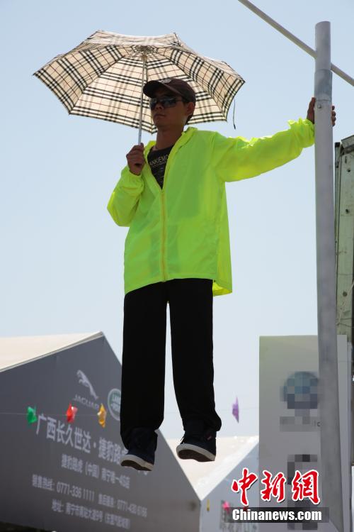 廣西車展車模銳減 “懸空人”大搶風頭