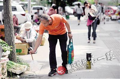 重慶一億萬富豪開豪車每天義務撿垃圾1小時