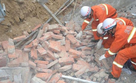 蘭州在建工地圍墻倒塌9人被埋當場1人死亡