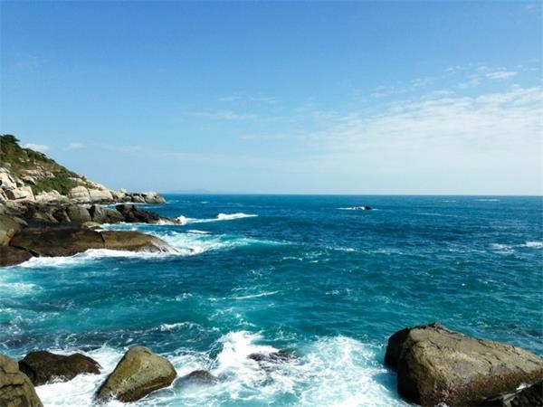 面向大海，春暖花開。在這個13億人口的內陸國家，中國每人平均海岸線只有2、3cm，面向大海一直是