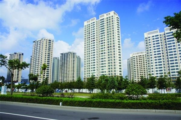 與東海岸的繁榮不同，青島的西海岸看上去則像是座空城，馬路兩邊全是待售的高樓，價格只有東海岸的一半或者