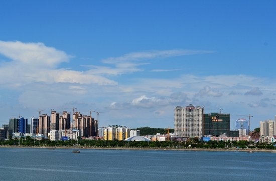 防城港市作為常住人口只有40萬的廣西北部灣海濱小城，在過去5年間，新開發的住宅面積高達850多萬平方