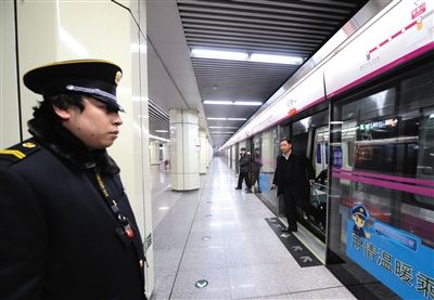 昨日21時40分，由天通苑站開往宋家莊站的5號線末班車抵達磁器口站。新華社發