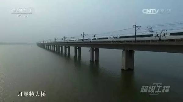 這背後是辛勤的鐵路工作人員，每到深夜列車停運，就開始工作，測量、檢查每一處岔道，確保列車運作安全。