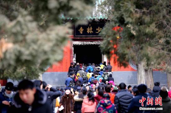 1月30日，河南登封嵩山少林寺，來自海內外的數萬遊客涌入少林寺燒香許願賞民俗。<a target='_blank' href='http://big5.chinataiwan.cn/gate/big5/www.chinanews.com/'><p  align=