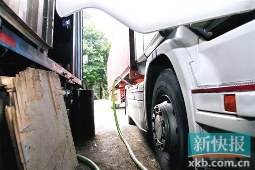 一輛粵港貨櫃車正在“黑油點”卸油。