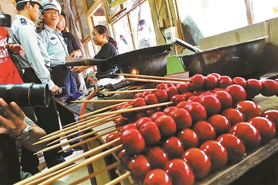 爛水果做糖葫蘆 城管取締黑窩點