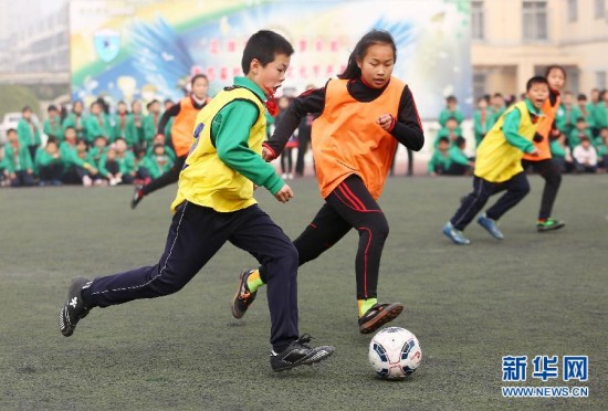 3月16日，天津市北辰區宜興埠第三小學的學生在校園足球文化節上進行男女足球對抗賽。新華社發（劉東嶽 攝）