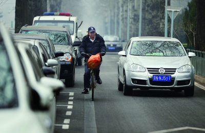 北京：非機動車道遭劃車位 剩餘車道無車把寬