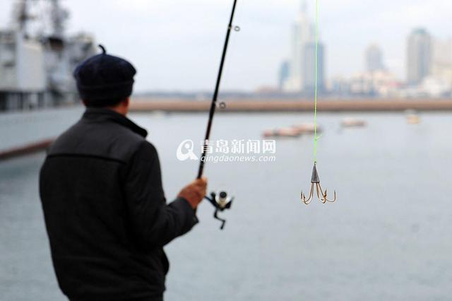 組圖：青島市民海邊釣魚不用餌 一天能釣40斤