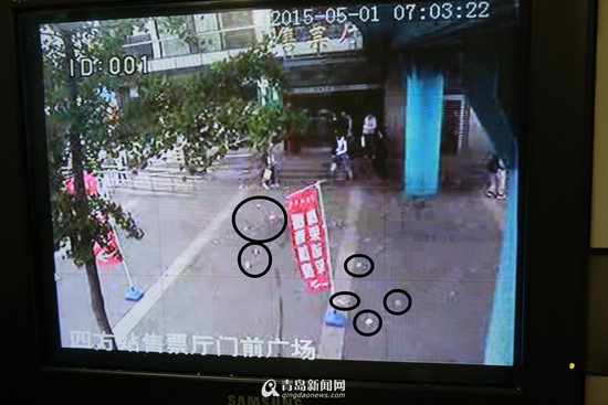 老漢20張百元大鈔被風吹跑遭哄搶 到手少400(圖)