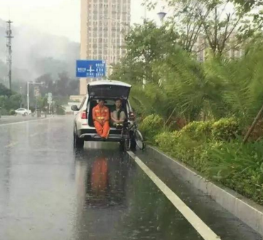 民警陪環衛工避雨