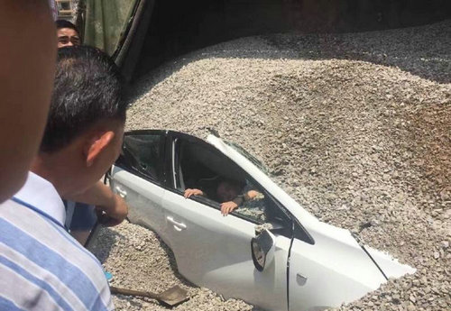 湖北砂石貨車側翻