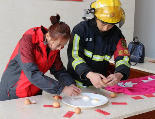 實驗人員打開雞蛋查看情況