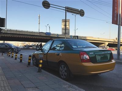 豐台區花鄉橋附近，車販子將一輛下線計程車停在路邊等待買家。