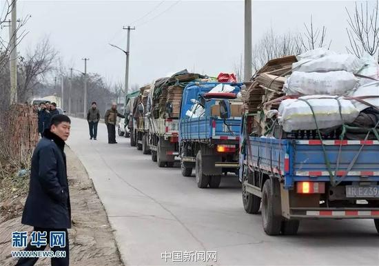 1月16日，執法人員在一處生産假冒醬油的窩點查處的涉案物資裝滿了五輛貨車。