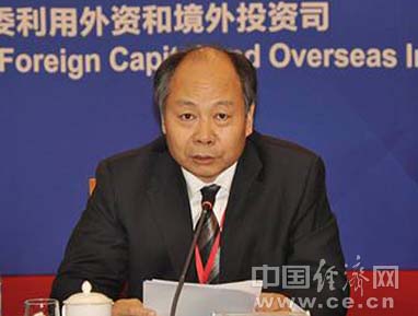王曉濤，男，漢族，1960年10月生，江蘇省東海縣人。1978年考入清華大學電機係，取得清華大學工學學士、工學碩士學位。1982年加入中國共産黨。
