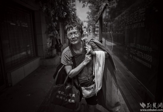 66歲老人每天徒步送快遞為兒還貸 麵包裹腹躺椅睡覺