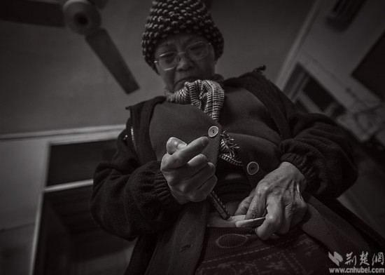 66歲老人每天徒步送快遞為兒還貸 麵包裹腹躺椅睡覺