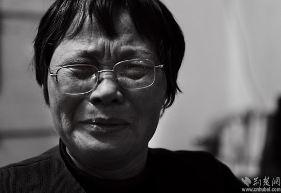 66歲老人每天徒步送快遞為兒還貸 麵包裹腹躺椅睡覺