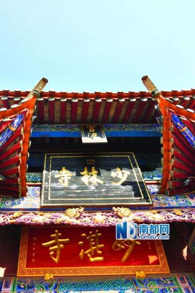 如今對外統稱“昆明少林寺”的官渡四所古剎是少林寺首次對其他寺廟進行託管。古剎之一的妙湛寺，山門從上到下依次挂著三個匾額。南都記者 高龍 攝