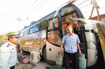 北京一輛報廢大巴車變身涮肉館子 日掙數百元