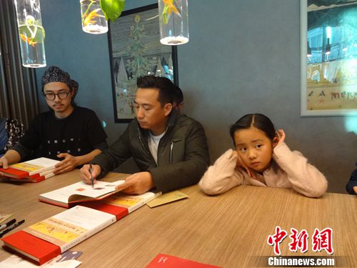 黃磊女兒翻譯童話書稱未來只想當導演、演員(圖) 黃磊女兒翻譯童話書稱未來只想當導演、演員(圖)