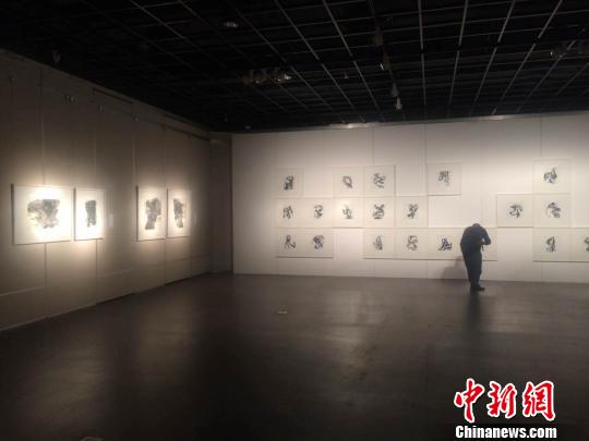 書法家邱振中杭辦展談提筆忘字:藝術不會消逝
