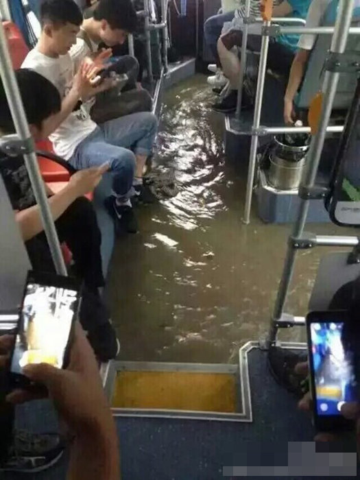 南京遭遇大暴雨：水深及腰，全城看海