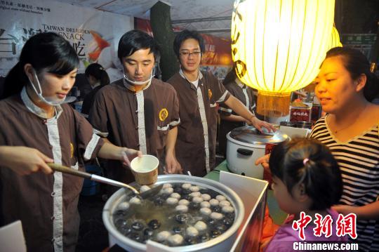 南昌市民正在購買臺灣小吃新竹貢丸