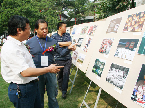 鼓浪嶼上展出的兩岸攝影師的新聞紀實攝影作品吸引了嘉賓和遊客。人民網記者 蔣升陽 攝
