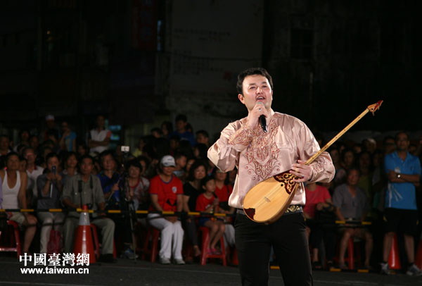 由中央民族大學大學生帶來的哈塞克民歌《我的花兒》應邀在主舞臺進行演出，悠揚深情的演唱，贏得了滿堂喝彩