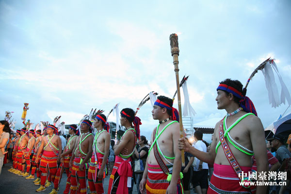 為豐年祭“踩街”活動開道的臺灣少數民族“勇士”。