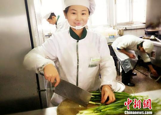 江蘇一高校食堂拉麵女工走紅“拉麵女神”平常心面對