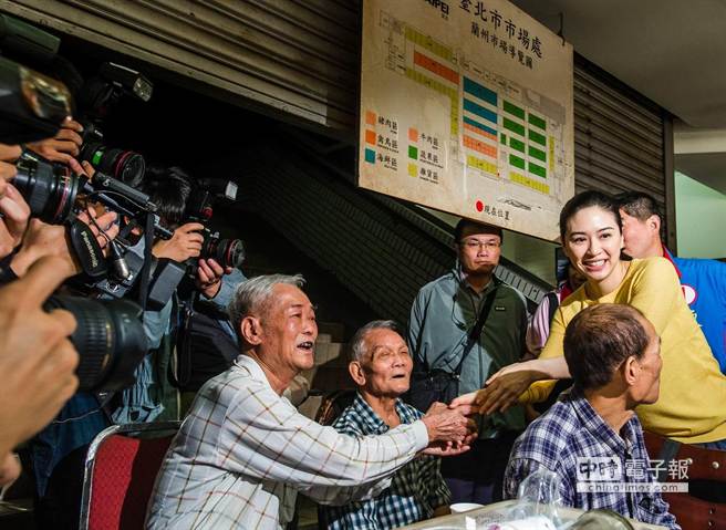 蔡依珊不畏流言熱情拜票 大受民眾歡迎（組圖）