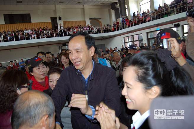 準國民黨主席朱立倫受到雲嘉嘉地區的黨員熱情簇擁。（臺媒圖）