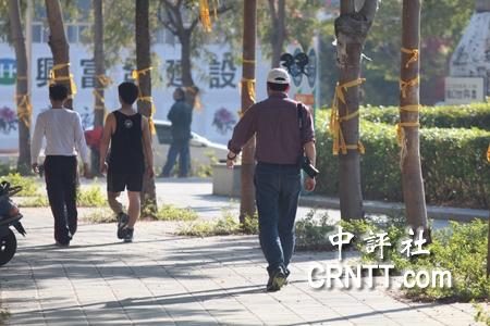 組圖:陳水扁豪宅前黃絲帶飛揚 監獄外眾親友一早等候