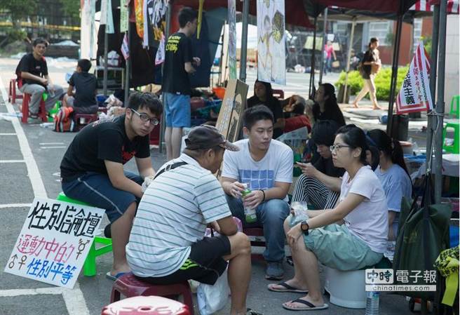 反課綱佔領“教育部”5日持續進行，民眾起床後聚在一起聊天。（中時電子報 方濬哲攝）