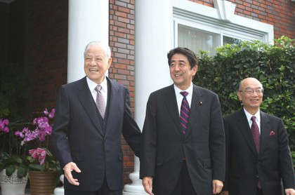 前日本首相安倍晉三(中)，曾赴翠山莊拜訪李登輝(左)