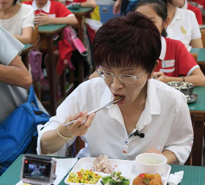 洪秀柱與學童一起吃營養午餐：笑稱很新奇