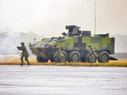 臺軍春節戰備操演雷霆2000多管火箭車首秀