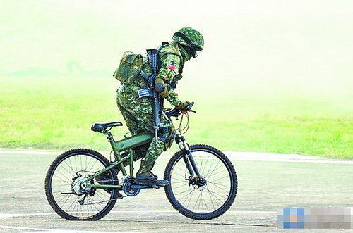 臺軍進行戰力展示預校 傘兵越野自行車漏氣(圖)