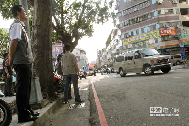 馬英九車隊在維安人員警戒下進入醫院。(中時電子報圖 范揚光攝)