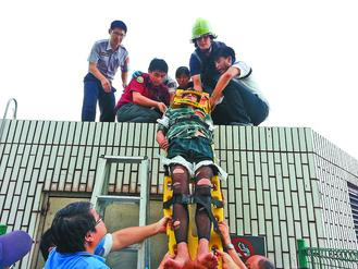 男子醫院頂樓“看風景”警員五花大綁請回（圖）